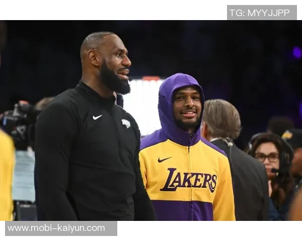 詹姆斯谈球队调整：成功为艾顿提供更多支持与机会